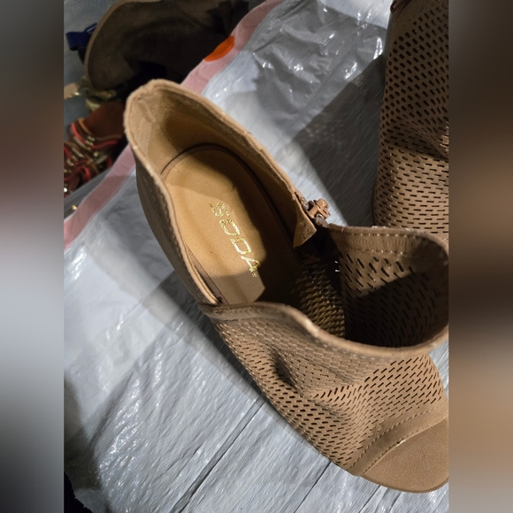 NWT Stylish Tan Block Heel, Peep Toe Ankle Boots - Picture 5 of 6